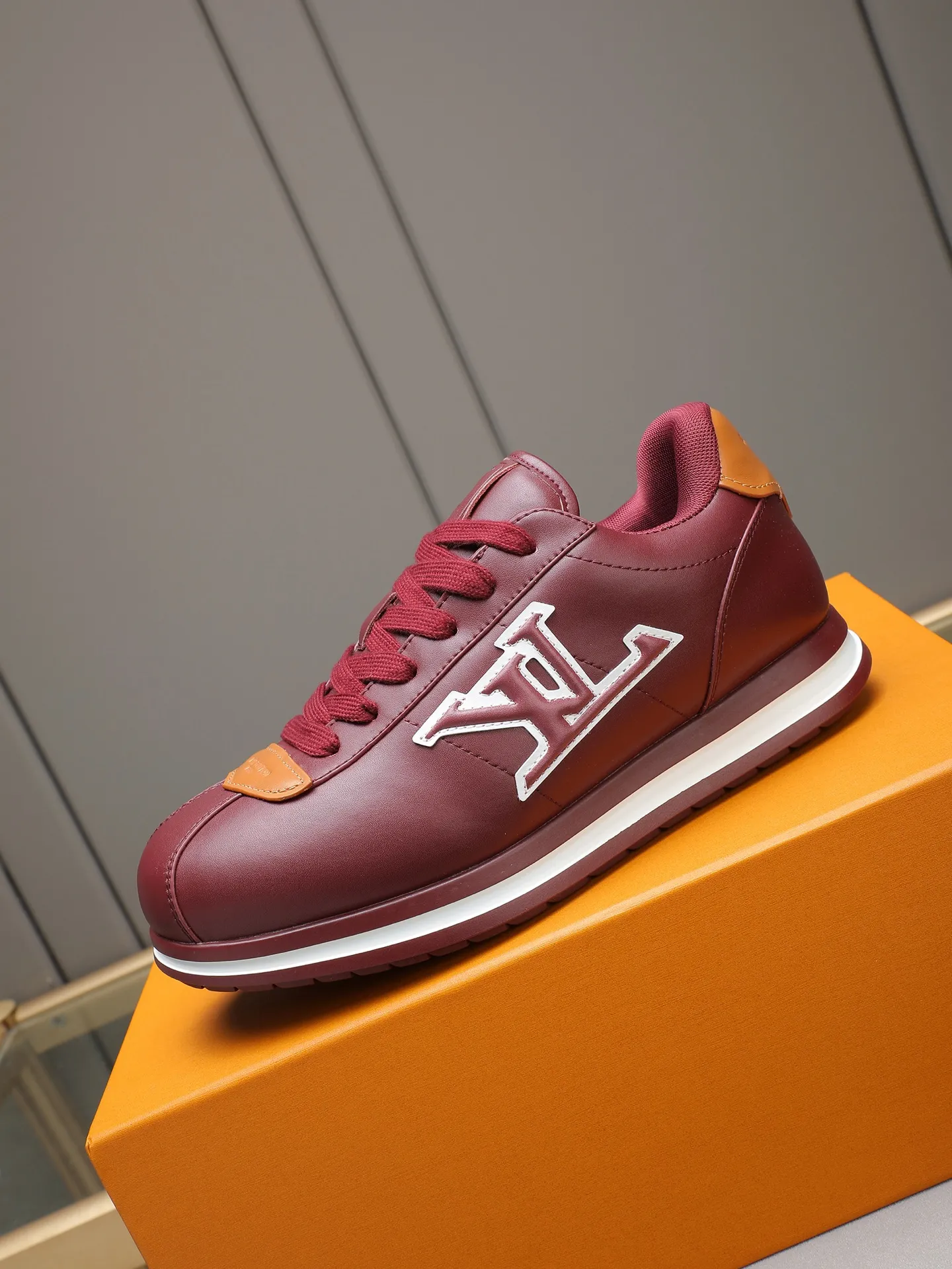 PP560 LV Louis Vuitton L Jialu Brand Runner Tatic Series Thick-soled Casual Sports Shoes Running Shoes Original purchase, development and production This LV Runner Tatic sports shoe combines technical materials such as mesh fabric and ribbons to interpret the inspiration of traditional mountaineering shoes. LV letters are written on one side, the lariat buckle of the quick lacing system is embellished with Monogram flowers and Louis Vuitton logos, and the light and wear-resistant rubber outsole completes the whole. ▪️Fabric: Original imported cowhide + mesh ▪️Inner lining: Original customized breathable mesh ▪️Sole: Original open-molded anti-slip rubber combination material ▪️Size: Men's 38-44 (customized for 45 and 46)